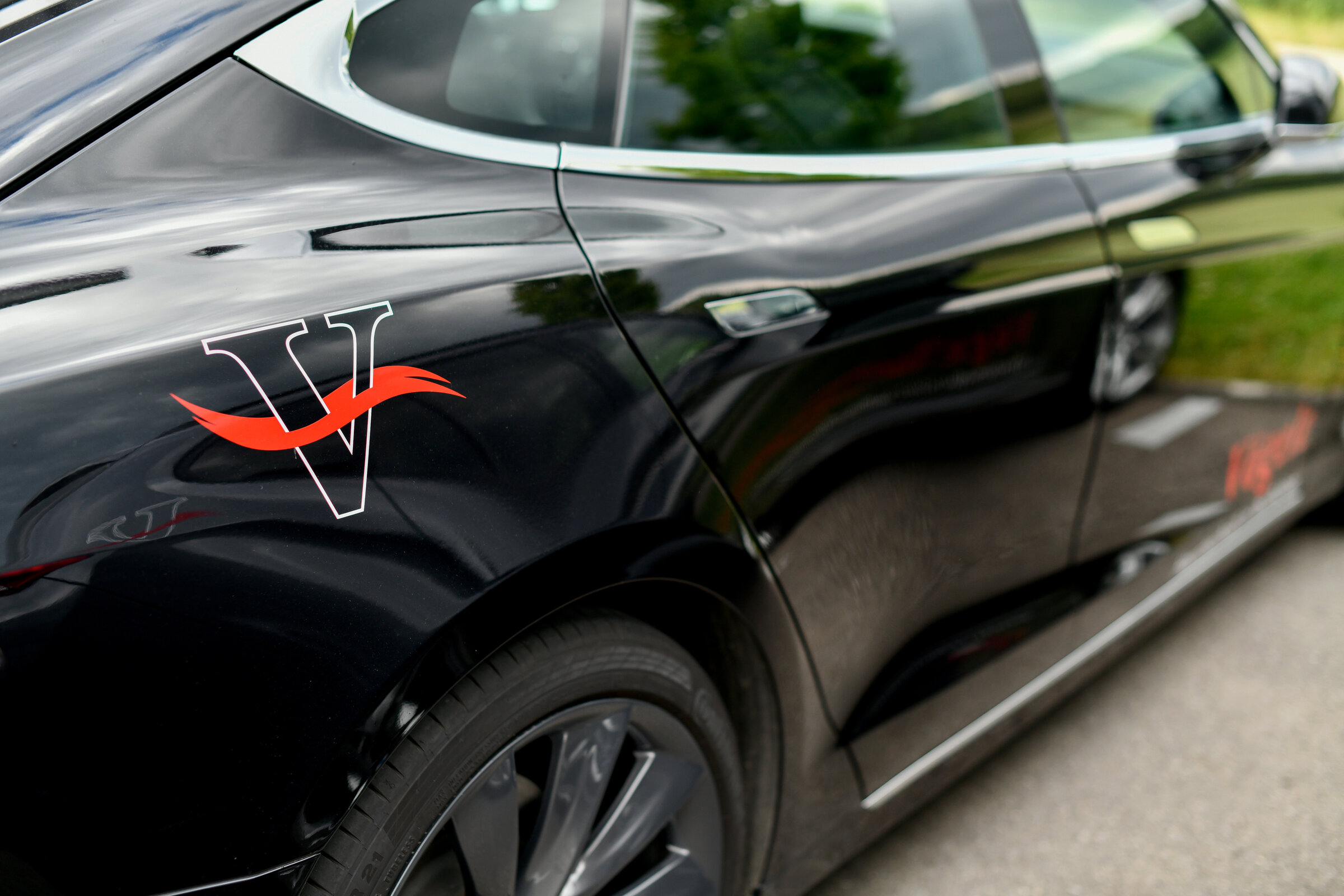 Fahrzeugflotte der Vögele AG mit Logo – Haustechnik Sanitär und Heizung Aargau