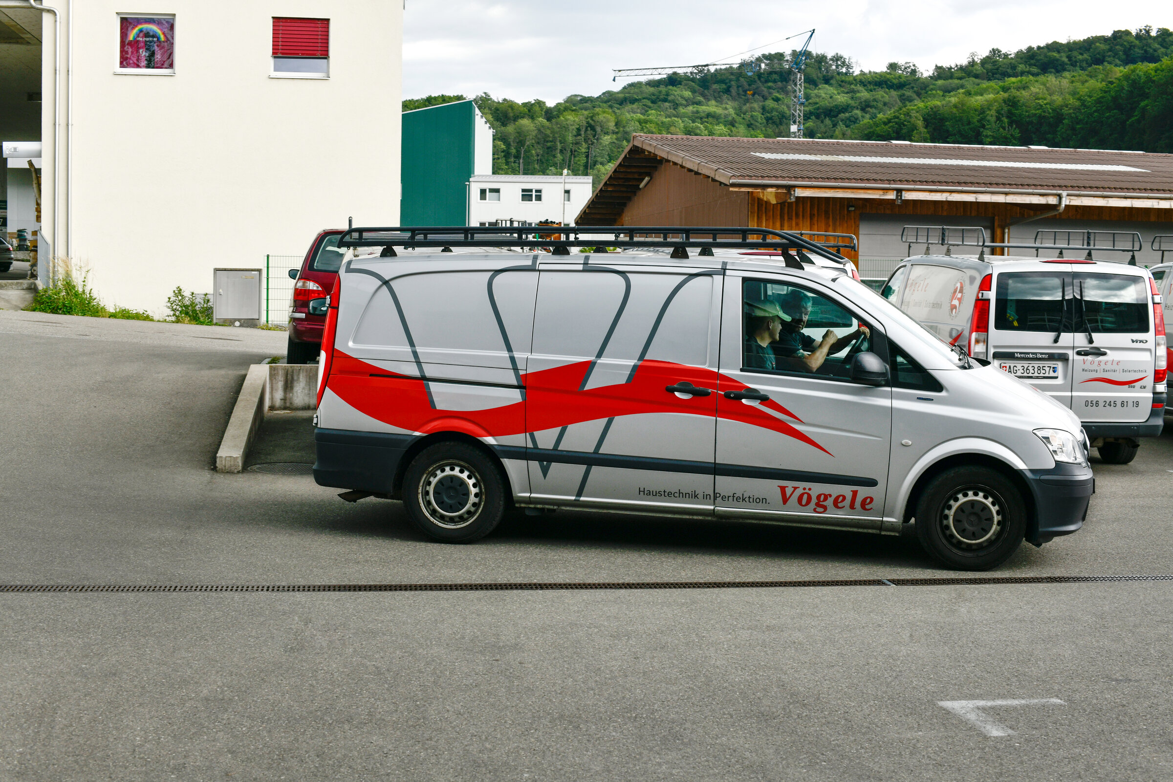 Vögele AG Firmenfahrzeug vor Standort Tegerfelden – Haustechnik in Perfektion